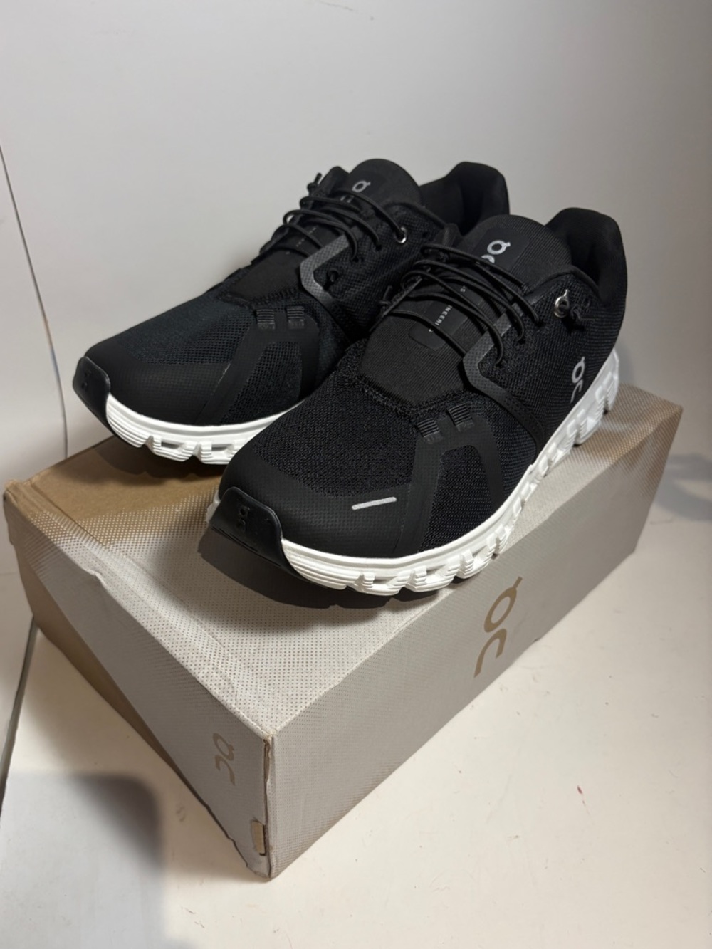 On Cloud Mens Athletic Black Shoes Size 8 NIB